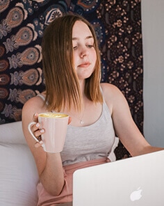 Teilnehmende Person mit Laptop