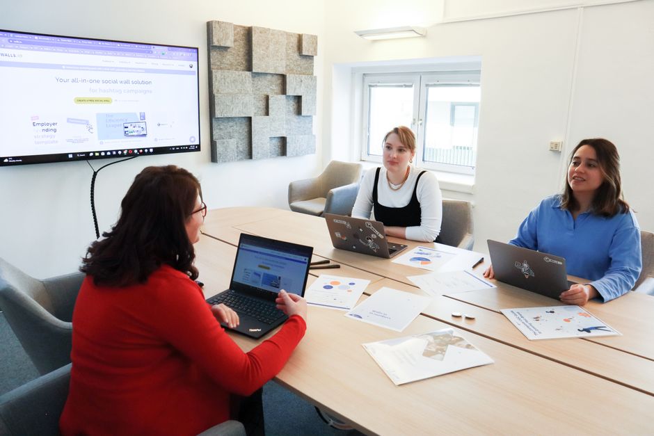 Team bei der Arbeit an Projekten